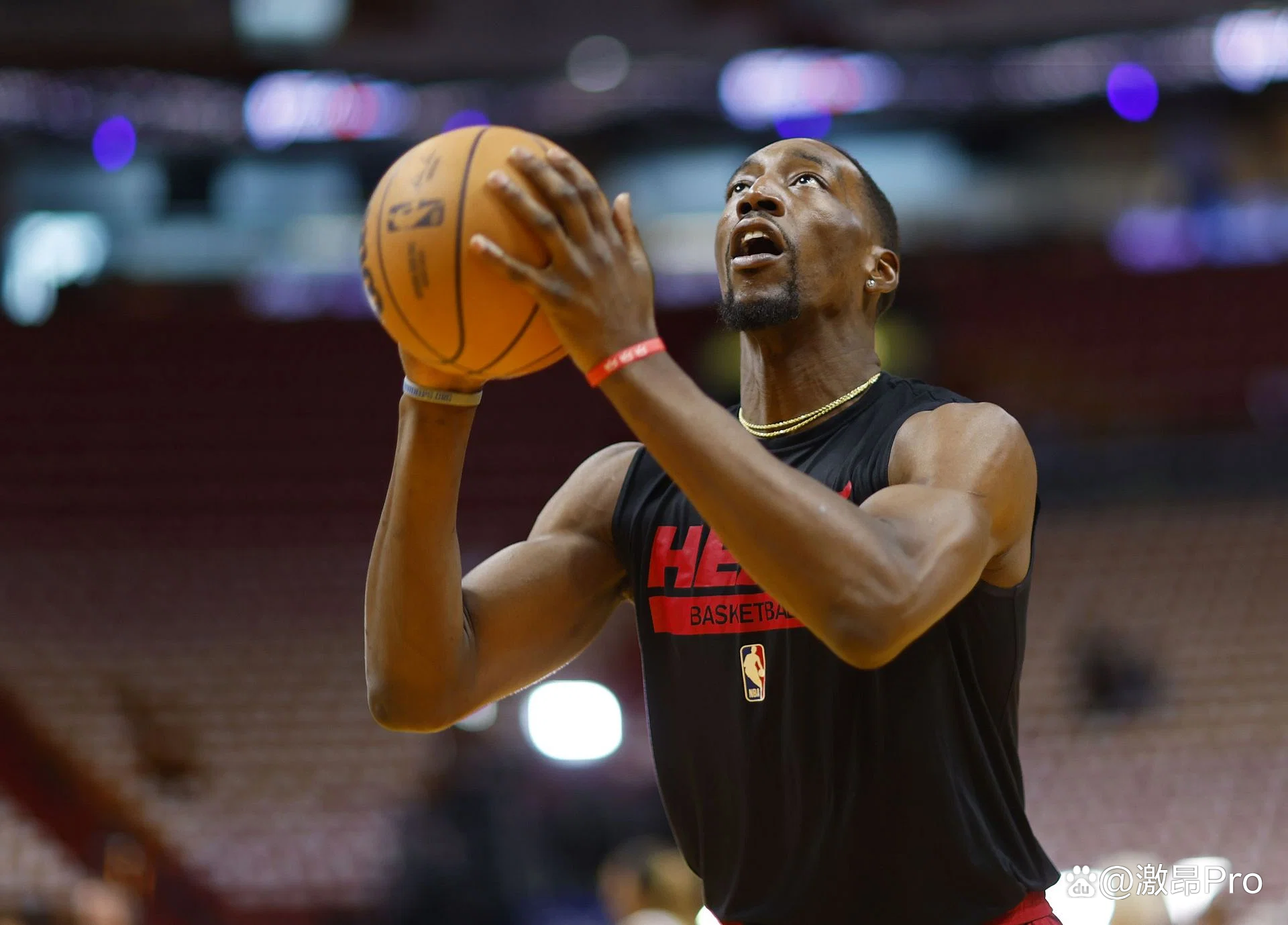 迈阿密热火迎欧篮联关键赛；冲刺阶段官宣签约；更衣室稳定；球探报告显示潜力的简单介绍-九游娱乐